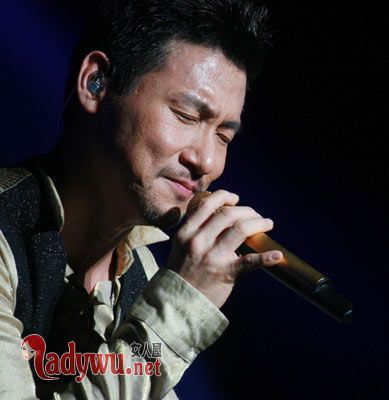 赵雷梁咏琪演唱会违规被罚