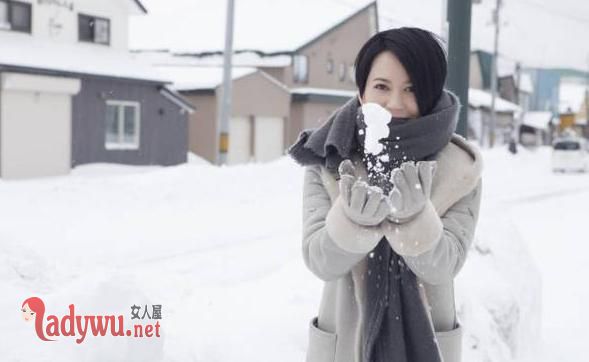 俞飞鸿雪中嬉戏