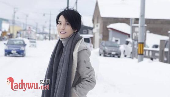 俞飞鸿雪中嬉戏