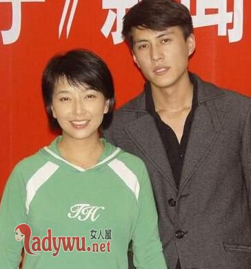 靳东和李佳谁追的谁