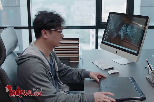 恋爱先生邹北业用的电脑什么牌子