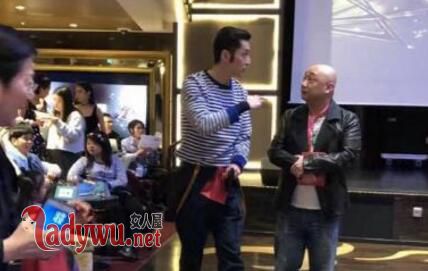 胡歌现某公司年会