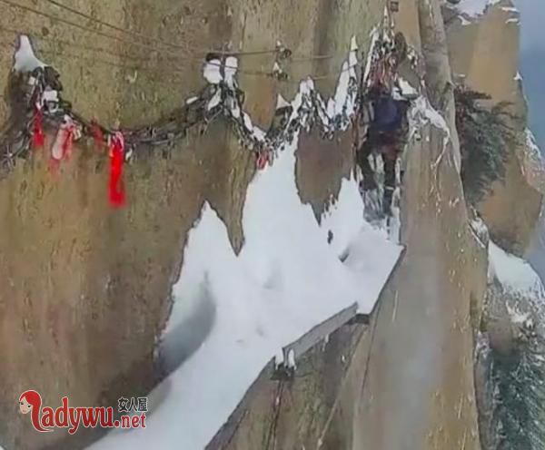 华山栈道绝壁扫雪