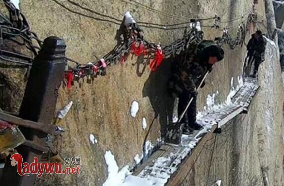 华山栈道绝壁扫雪