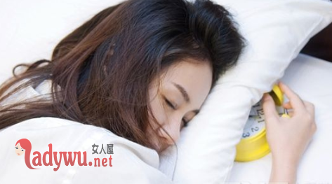 女人晚上睡觉出汗是什么原因