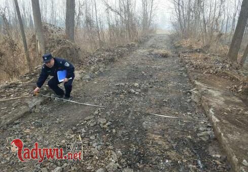 小偷盗走水泥公路