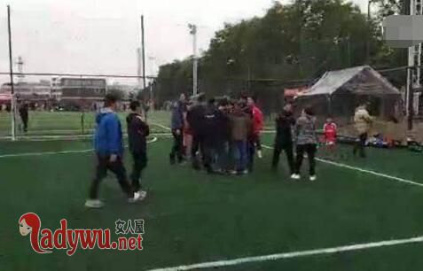 家长群殴飞踹教练