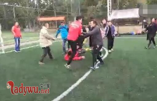 家长群殴飞踹教练