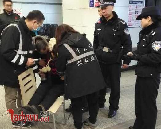老人地铁呕吐不止