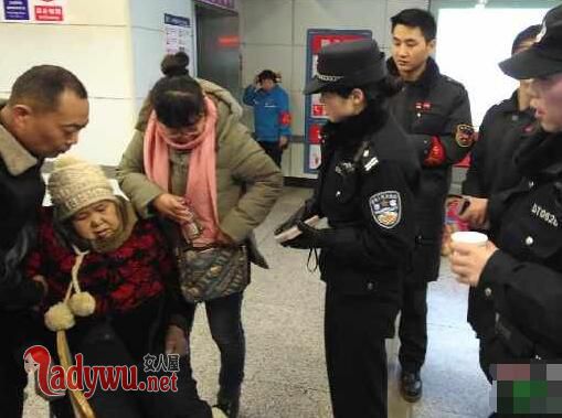 老人地铁呕吐不止