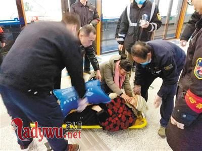 老人地铁呕吐不止