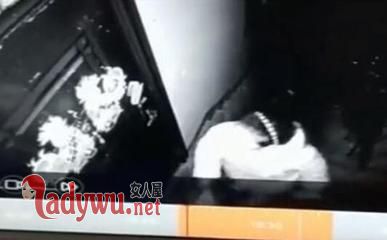 女孩垃圾放邻居门