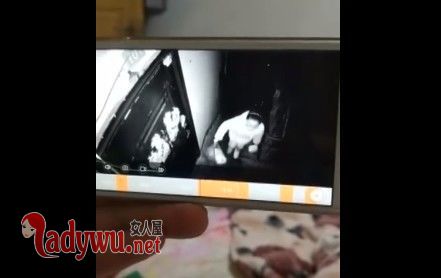 女孩垃圾放邻居门