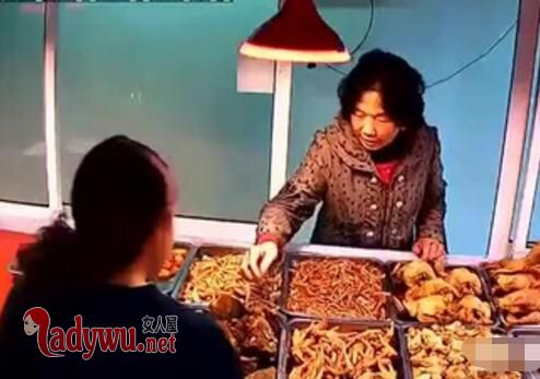 大妈偷草莓罚八千