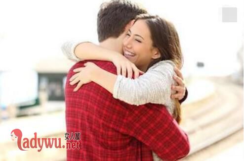 女人想靠近你的暗示