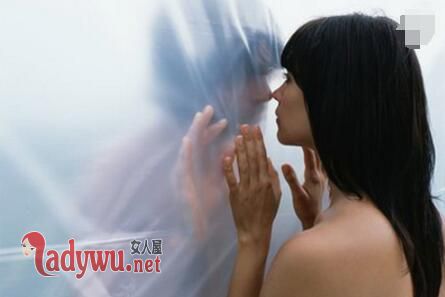 已婚妇女的肢体语言暗示喜欢你
