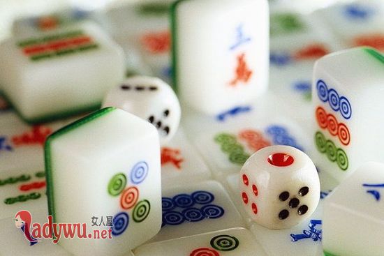 男子法庭打起麻将