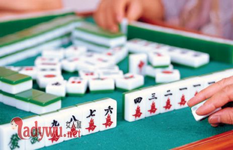 男子法庭打起麻将