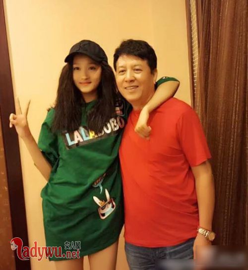 关晓彤是谁的女儿