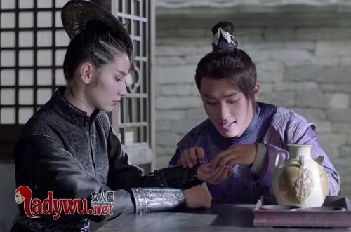 烈火如歌雷惊鸿喜欢谁