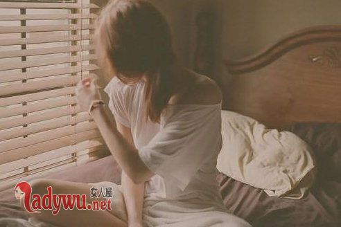 按摩师和女客人做眉做眼