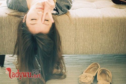 按摩师和女客人做眉做眼