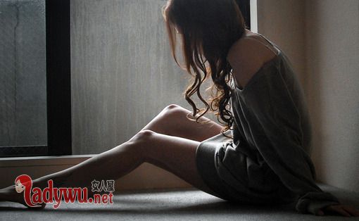 按摩师和女客人做眉做眼