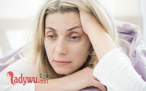 女人脱发是什么原因引起的