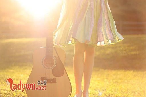 内向男生喜欢女生的表现