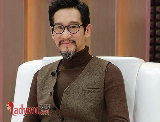 王劲松老婆是何佳媛吗
