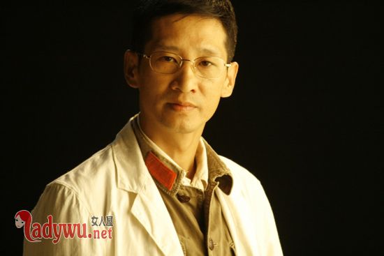 王劲松老婆是何佳媛吗