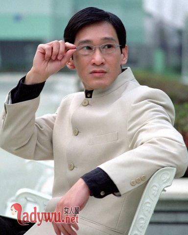 王劲松老婆是何佳媛吗