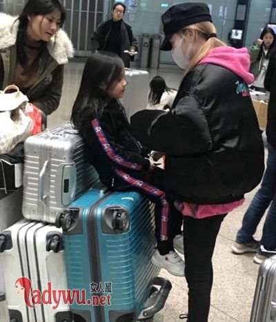 李小璐甜馨游日本