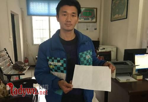 教师向学生售纸