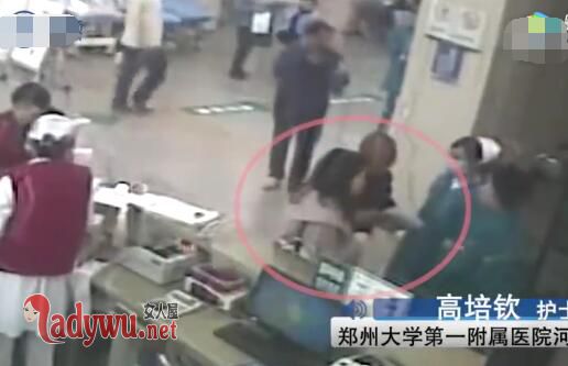 老人问诊下跪致谢
