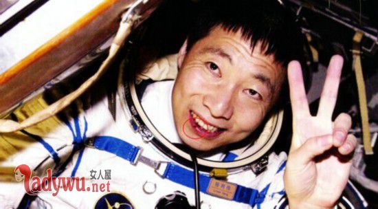 杨利伟被调包前后照片
