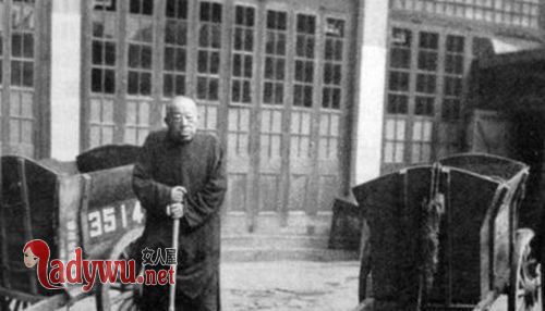 黄金荣后代是黄圣依
