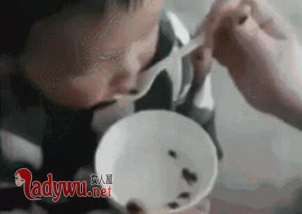 给幼童喂食活蝌蚪