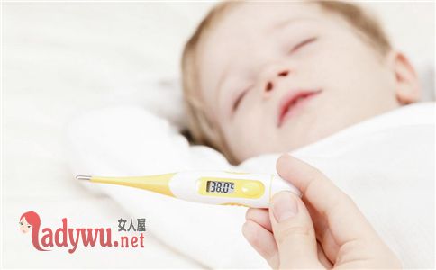 给幼童喂食活蝌蚪
