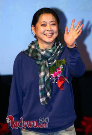 倪萍素颜显发福