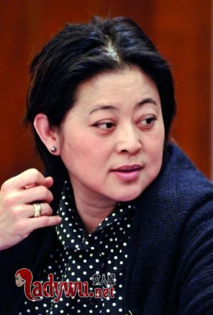 倪萍素颜显发福
