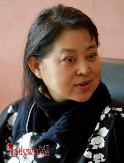倪萍素颜显发福
