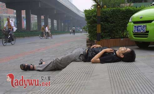 少年守护醉酒男子