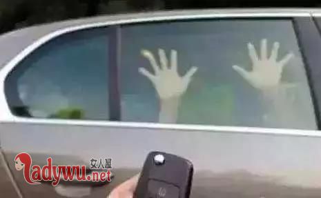 两儿童锁车内死亡