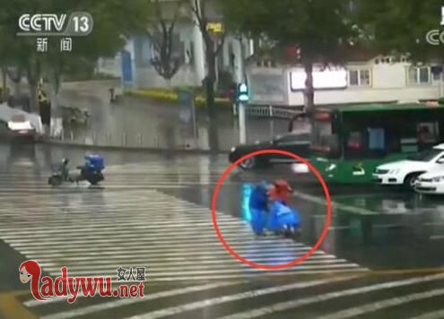 外卖员为婴儿遮雨