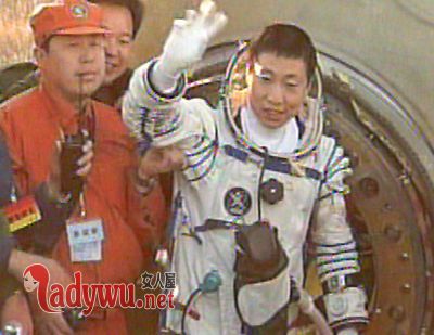 杨利伟出舱的第一句话