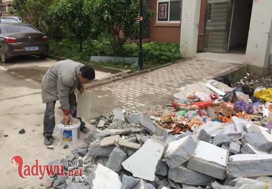 小区垃圾堆爆炸