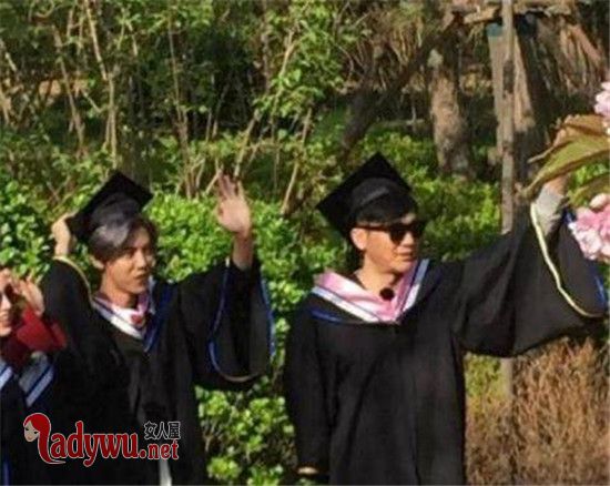 李晨被学士帽砸伤