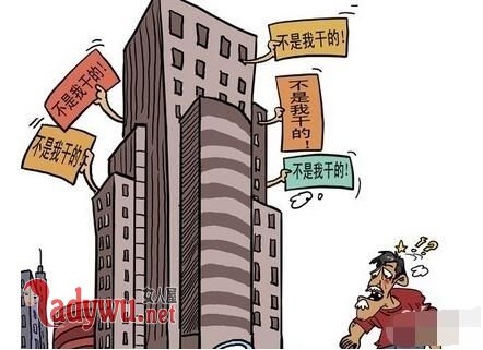 天将金属框砸女子