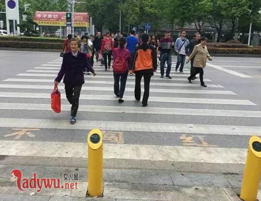 行人闯红灯遭水喷